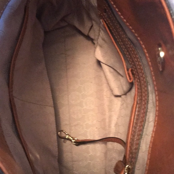 Michael Kors Hamilton Large MK Tote - Picture 4 of 6